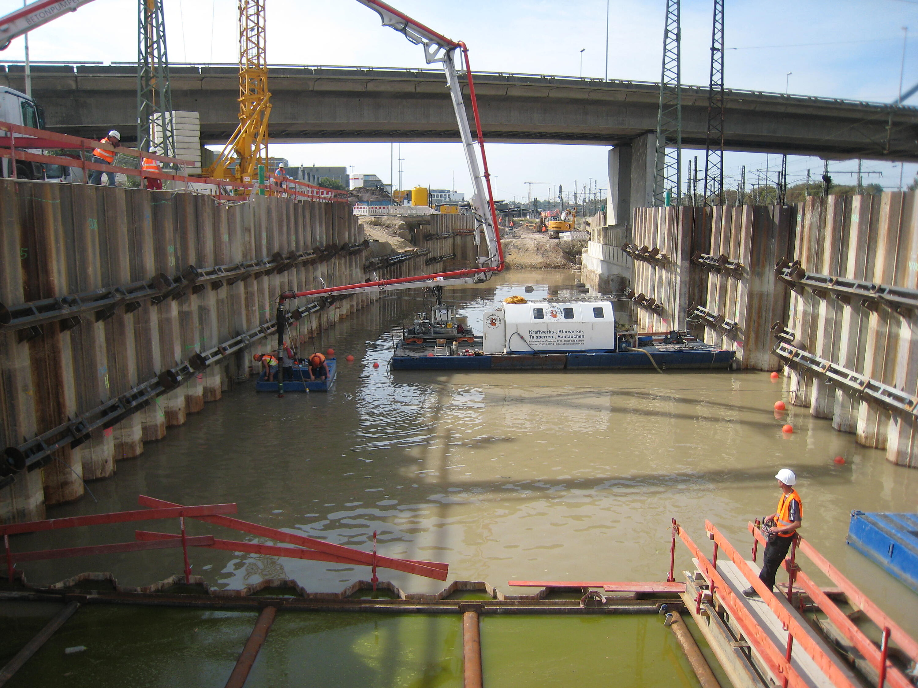 Bild 5: Enge Abstimmung zwischen Einbauteam und Pumpenführer