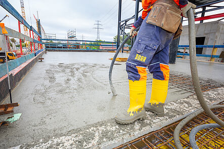 Betonverdichtung; Fotograf: Kai Abresch, www.kai-abresch.de