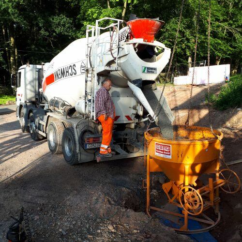 Bild 4: Baulteilbetonage mit Kübelentleerung auf Baustelle