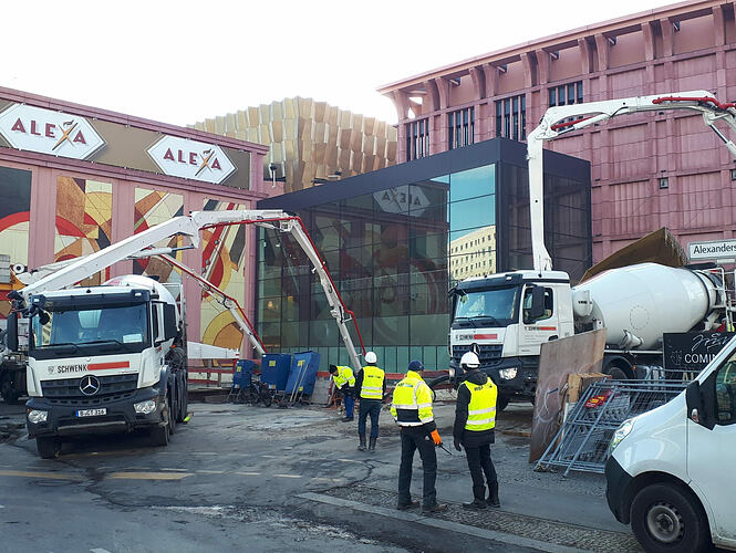 Abb. 3: Anlieferung und Übergabe des Betons am Tag