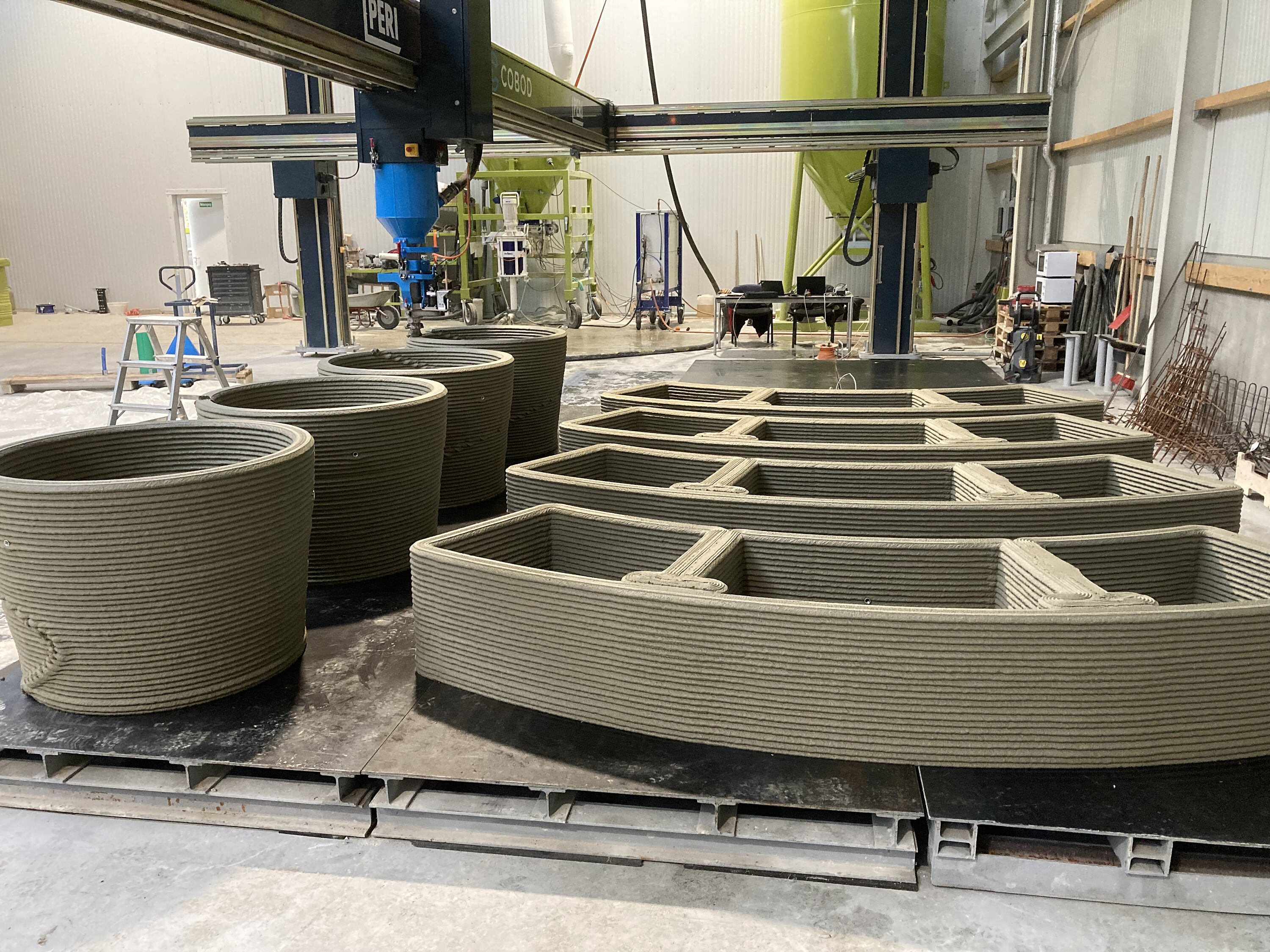 Bild 1: Fertigung der Elemente mit dem Portaldrucker der Fa. Röser IV GmbH in Laupheim