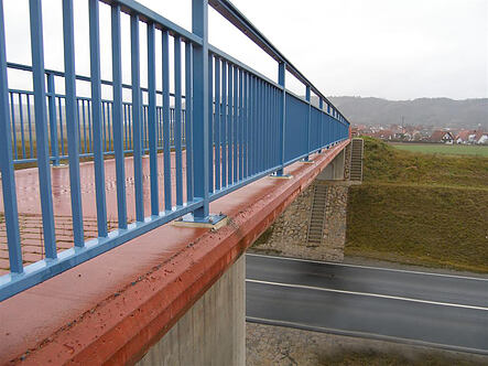 Farbiger Kappenbeton Brücke Karlburg oa
