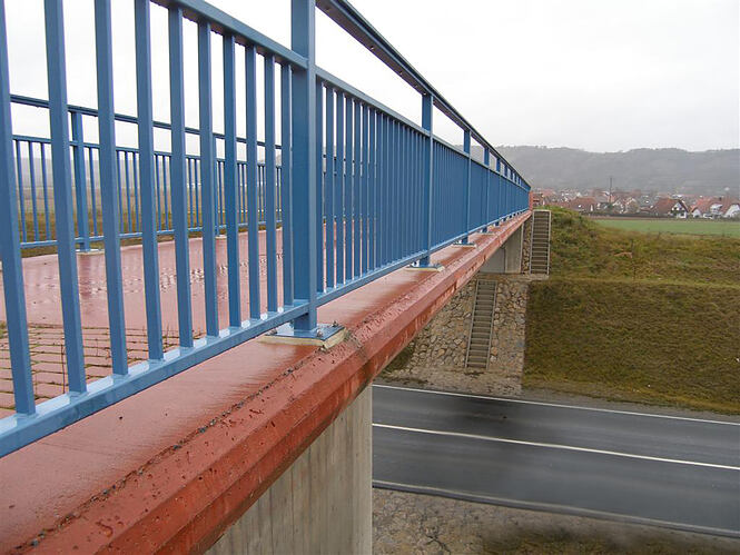 Farbiger Kappenbeton Brücke Karlburg oa